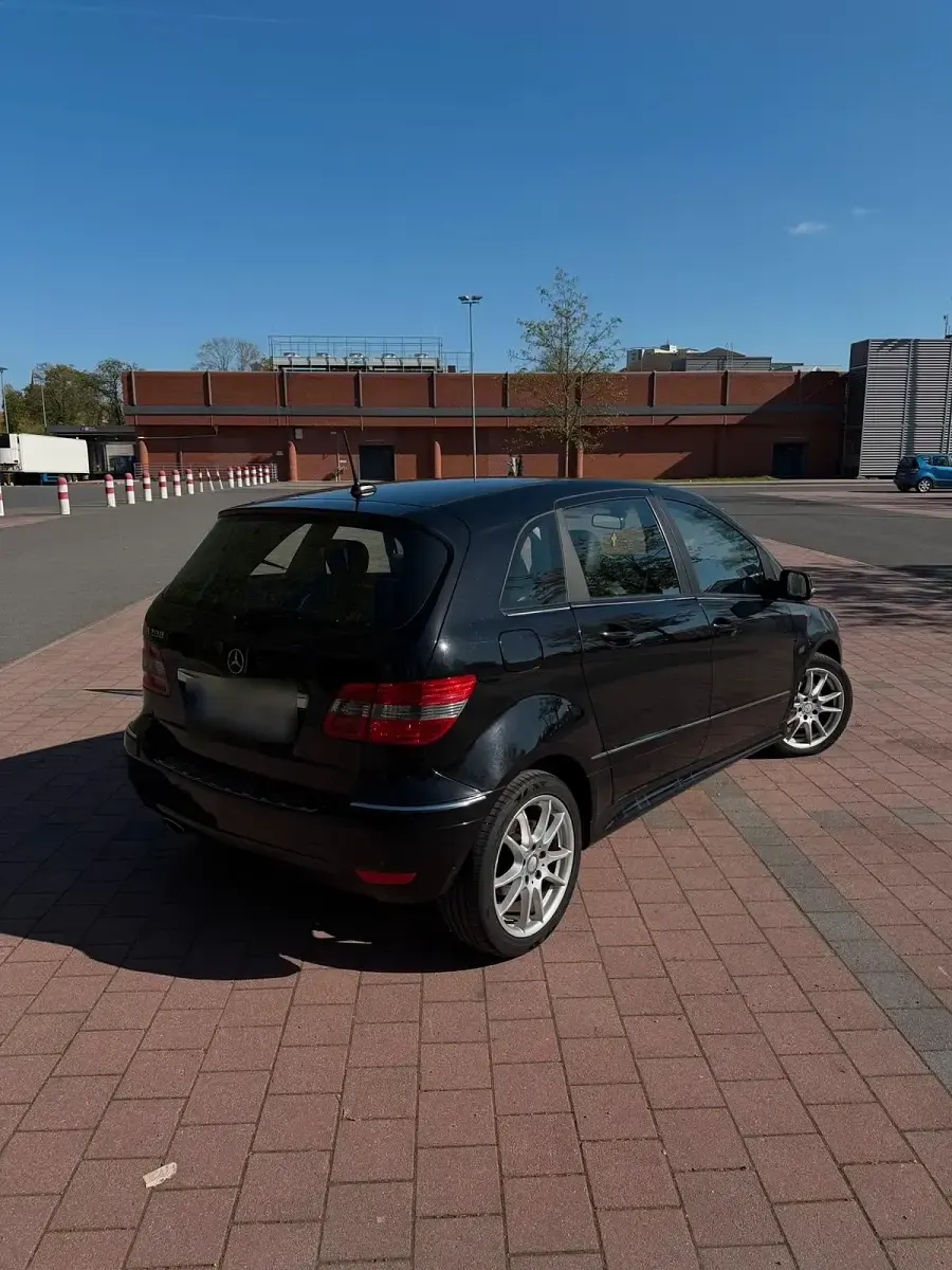 Używany Mercedes B200 193 KM (141 kW) 2011 Czarny Minivan