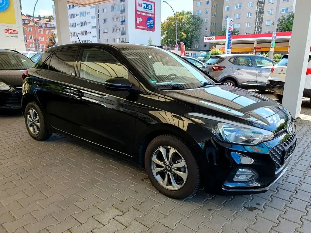 Gebraucht Hyundai i20 Active 84 PS (61 kW) 2020 Schwarz Kleinwagen