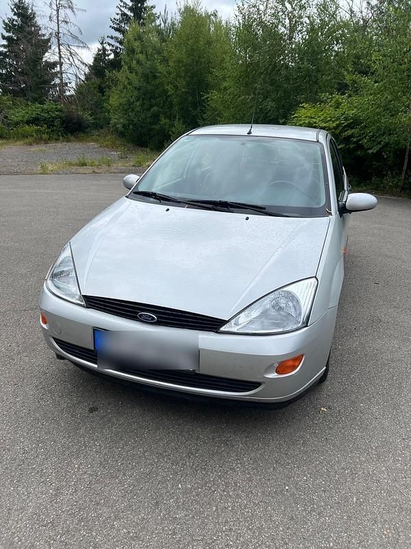 Grau Gebraucht 2000 Ford Focus Limousine | 2.250 € (Fairer Preis) - Bild 1/4