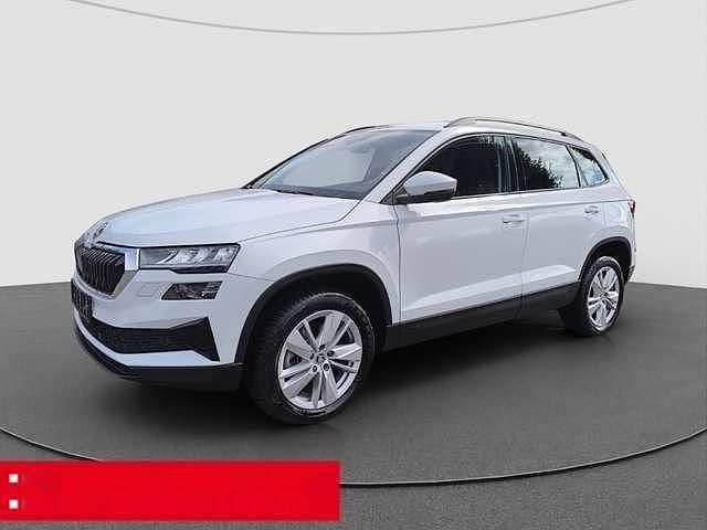 Weiß metallic Gebraucht 2024 Skoda Karoq Selection SUV | 31.770 € (Fairer Preis) - Bild 1/4