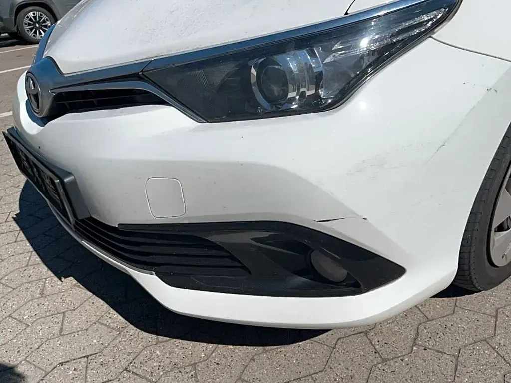 Gebraucht Toyota Auris Design 116 PS (85 kW) 2015 Weiß Limousine