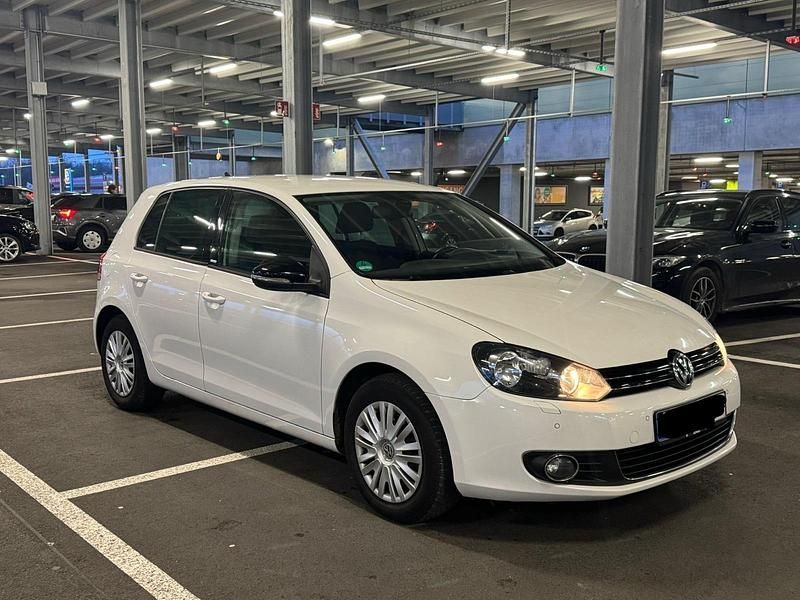 Weiß Gebraucht 2011 VW Golf VI Style Kleinwagen | 5.499 € (Teuer) - Bild 1/4