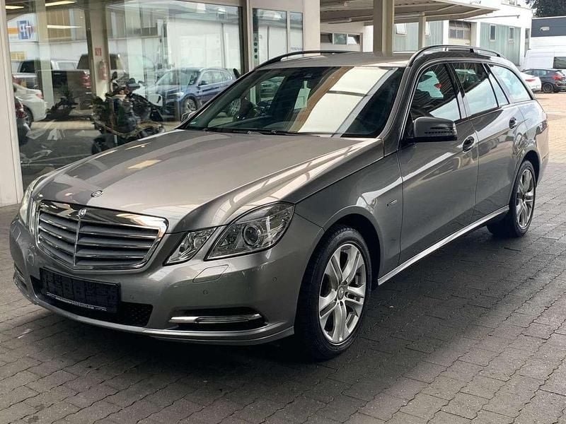 Palladiumsilber metalliclack Gebraucht 2011 Mercedes E250 Kombi | 7.990 € (Superpreis) - Bild 1/4