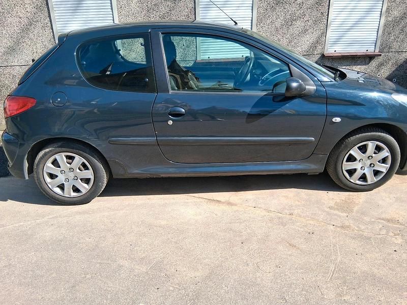 Gebraucht Peugeot 206+ 60 PS (44 kW) 2010 Grau Kleinwagen