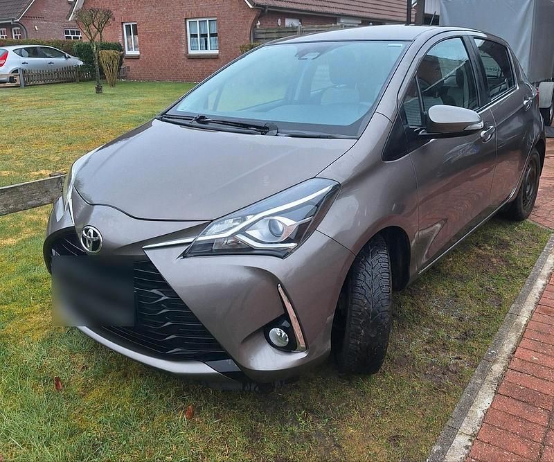 Gebraucht Toyota Yaris 69 PS (50 kW) 2017 Grau Kleinwagen