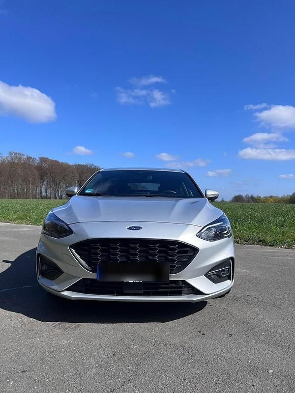 Używany Ford Focus ST-Line 101 KM (74 kW) 2020 Srebrny Sedan/Limuzyna