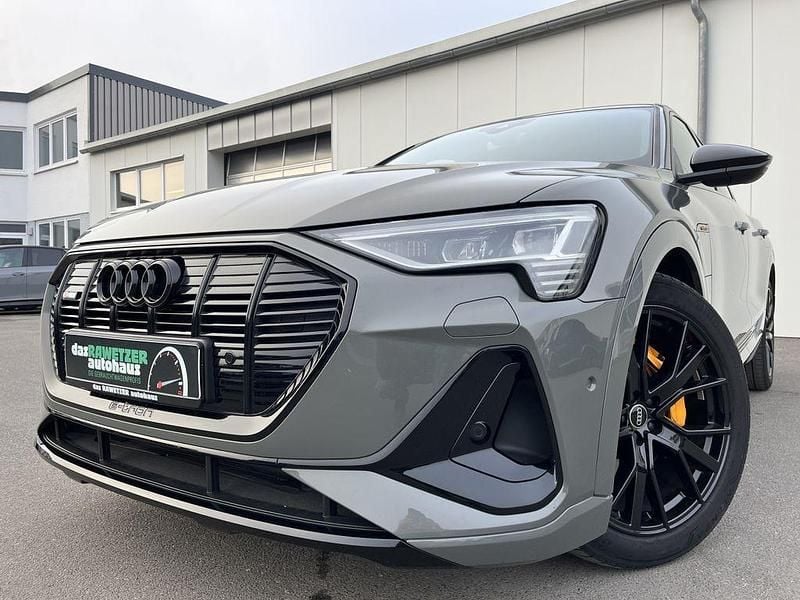 Grau Gebraucht 2022 Audi e-tron Black Edition SUV | 33.860 € (Guter Preis) - Bild 1/4