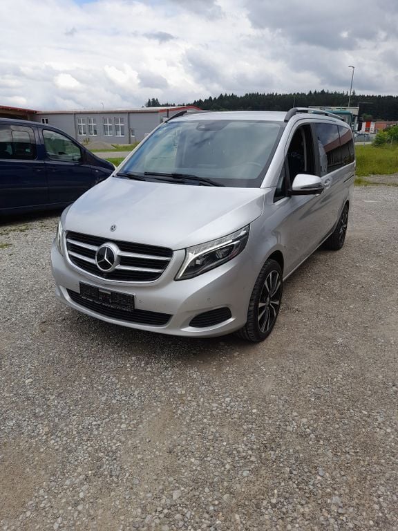 Silber Gebraucht 2018 Mercedes V250 Van / Kleinbus | 29.900 € (Guter Preis) - Bild 1/4