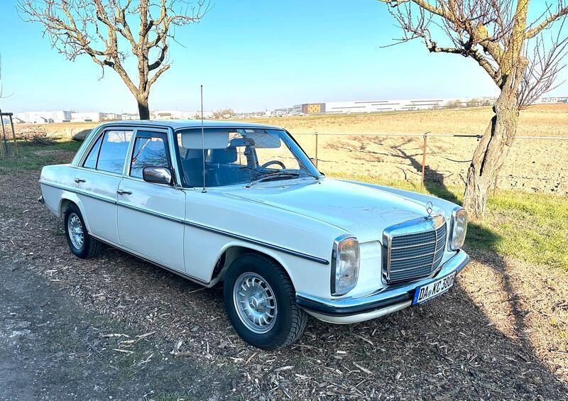 Weiß Gebraucht 1975 Mercedes W115 Limousine | 17.500 € - Bild 1/4
