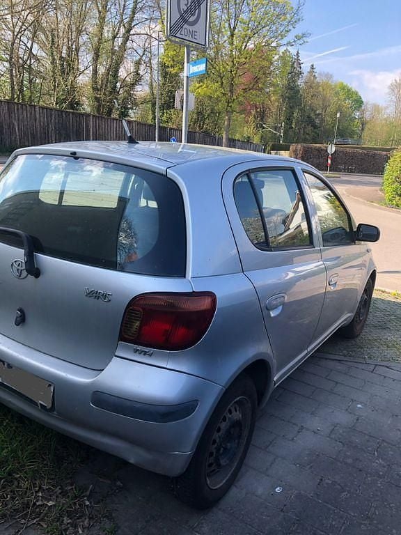 Usado Toyota Yaris 65 HP (47 kW) 2003 Prateado Sedan