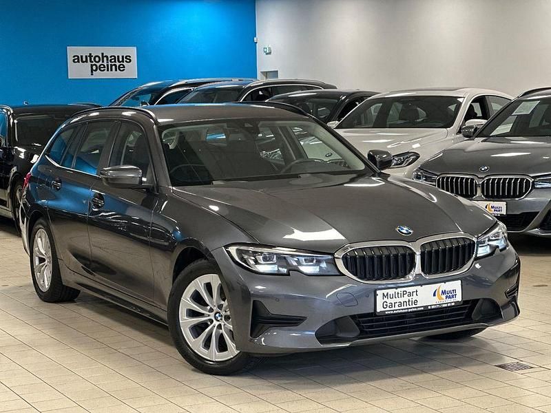 Mineralgrau Gebraucht 2021 BMW 318 Performance Kombi | 21.699 € (Guter Preis) - Bild 1/4