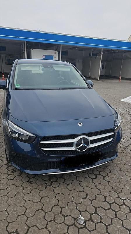 Gebraucht Mercedes B180 116 PS (85 kW) 2019 Blau Van / Kleinbus