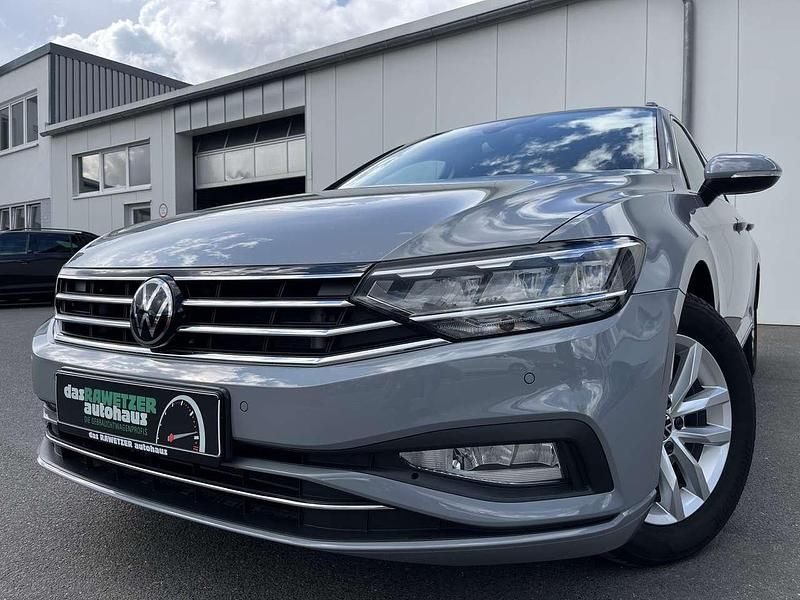 Mondsteingrau Gebraucht 2023 VW Passat Business Kombi | 27.460 € (Fairer Preis) - Bild 1/4