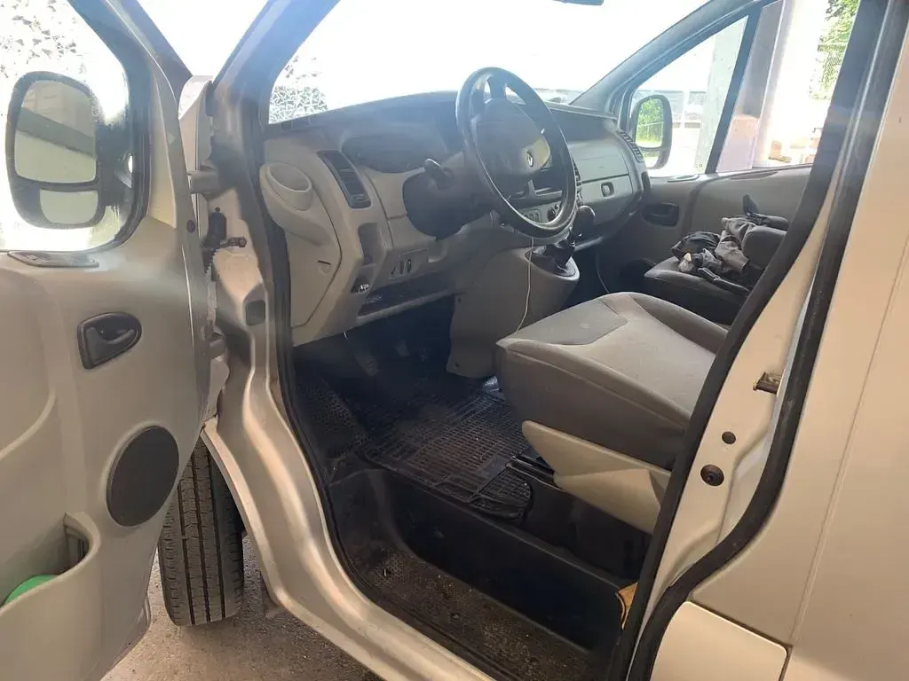 Gebraucht Renault Trafic 116 PS (85 kW) 2009 Silber Van / Kleinbus