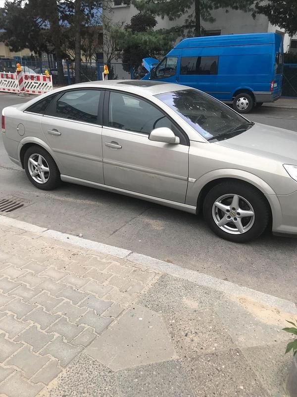 Grau Gebraucht 2007 Opel Vectra Limousine | 950 € (Superpreis) - Bild 1/4