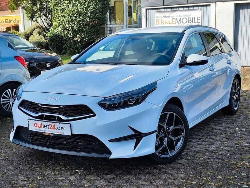 Weiß Neu 2025 Kia Ceed Kombi | 26.497 € (Fairer Preis) - Bild 1/4