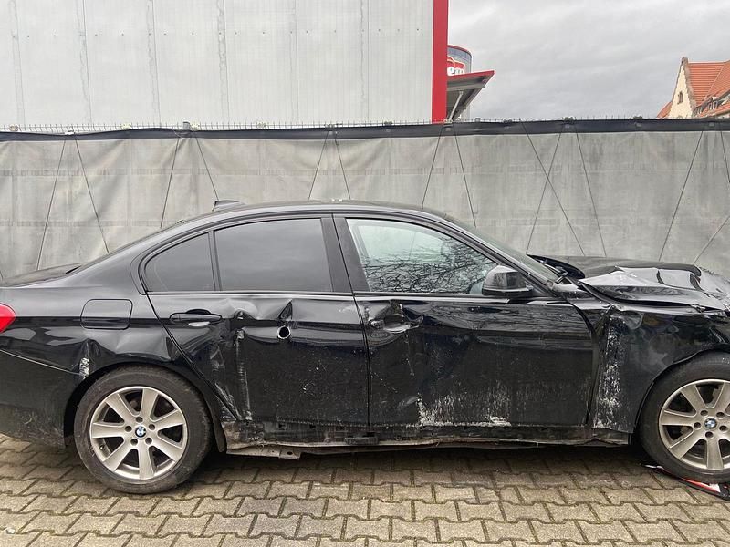 Gebraucht BMW 320 184 PS (135 kW) 2012 Schwarz Limousine