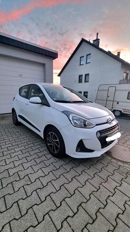 Weiß Gebraucht 2018 Hyundai i10 Kleinwagen | 11.900 € (Etwas zu teuer) - Bild 1/4