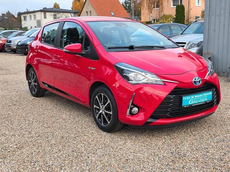 Gebraucht Toyota Yaris Hybrid Team 101 PS (74 kW) 2018 Rot Kleinwagen
