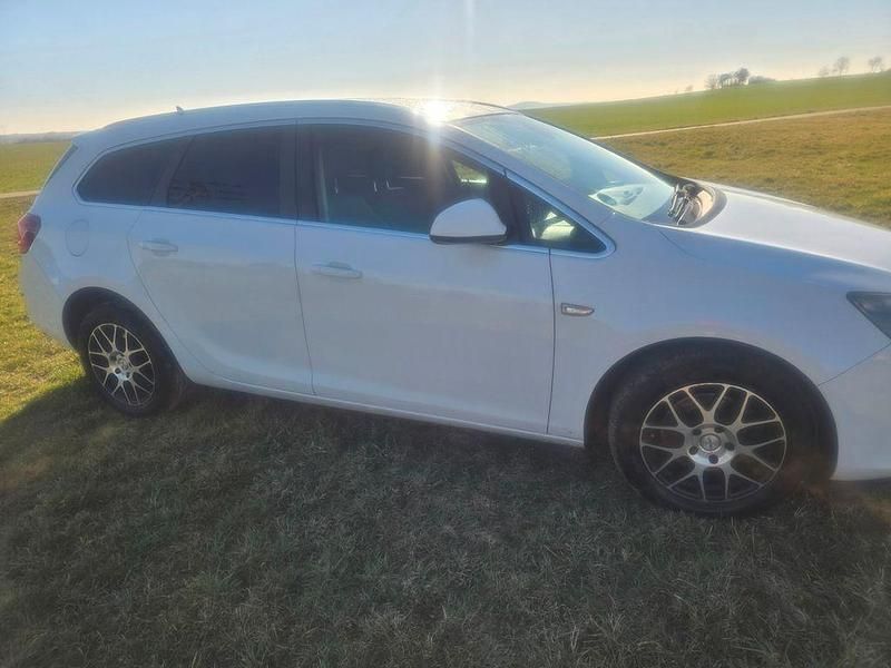 Gebraucht Opel Astra Design Edition 125 PS (91 kW) 2011 Weiß Kombi