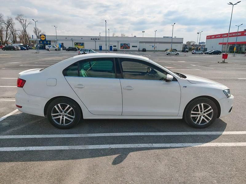 Second-hand VW Jetta Highline 122 CP (89 kW) 2012 Alb Berlinǎ