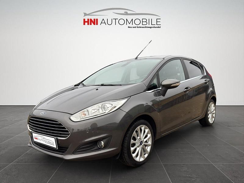 Grau Gebraucht 2016 Ford Fiesta Titanium Kleinwagen | 6.490 € (Fairer Preis) - Bild 1/4