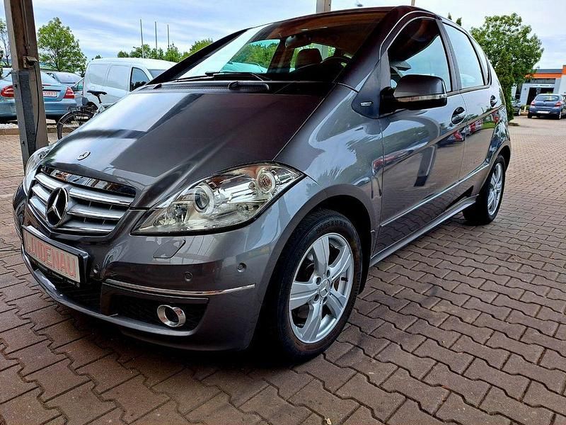 Mountaingrau met. Gebraucht 2010 Mercedes A200 Avantgarde Limousine | 6.799 € (Etwas zu teuer) - Bild 1/4