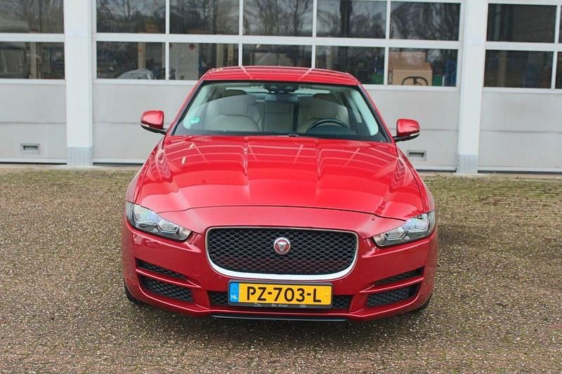 Używany Jaguar XE Prestige 250 KM (183 kW) 2017 Czerwony Sedan/Limuzyna