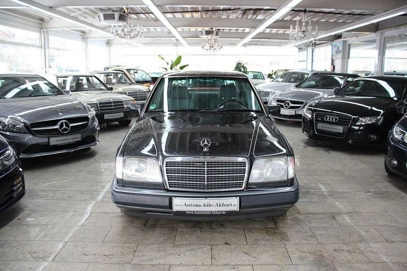 Second-hand Mercedes E220 150 CP (110 kW) 1992 Negru Berlinǎ
