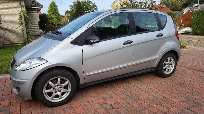 Silber Gebraucht 2004 Mercedes A150 Classic Van / Kleinbus | 2.490 € (Fairer Preis) - Bild 1/4