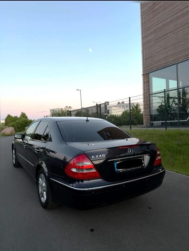 Gebraucht Mercedes E240 179 PS (131 kW) 2003 Blau Limousine