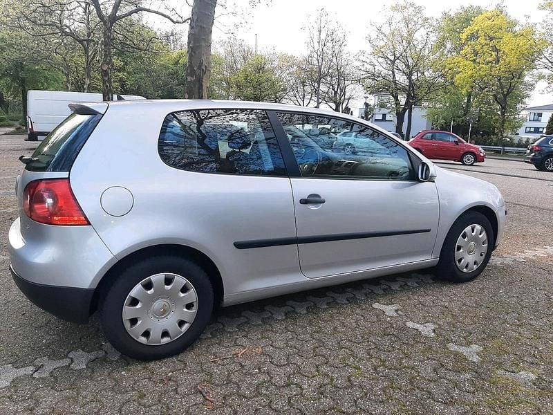 Second-hand VW Golf IV 101 CP (74 kW) 2005 Argintiu Berlinǎ
