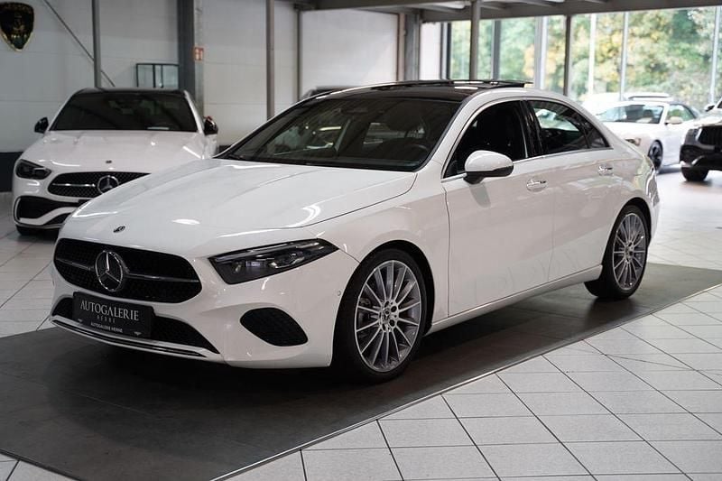 Weiß Gebraucht 2025 Mercedes A200 AMG Limousine | 30.700 € (Guter Preis) - Bild 1/4