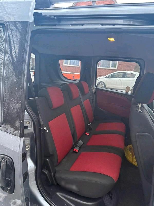 Gebraucht Fiat Doblò 90 PS (66 kW) 2012 Silber Van / Kleinbus