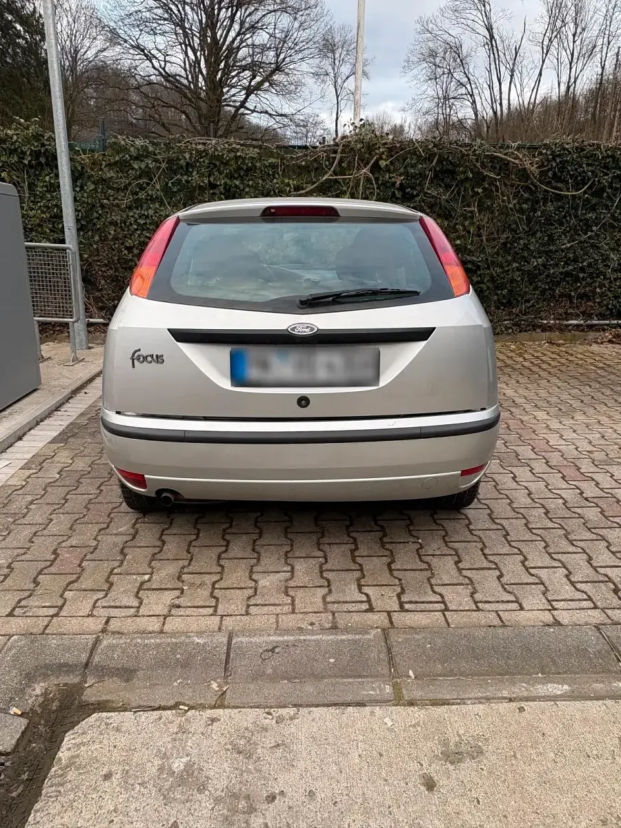 Używany Ford Focus 75 KM (55 kW) 2003 Srebrny Sedan/Limuzyna