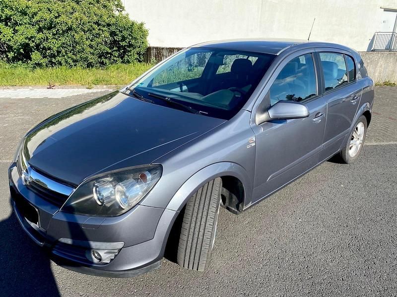 Grau Gebraucht 2005 Opel Astra Limousine | 1.800 € - Bild 1/4