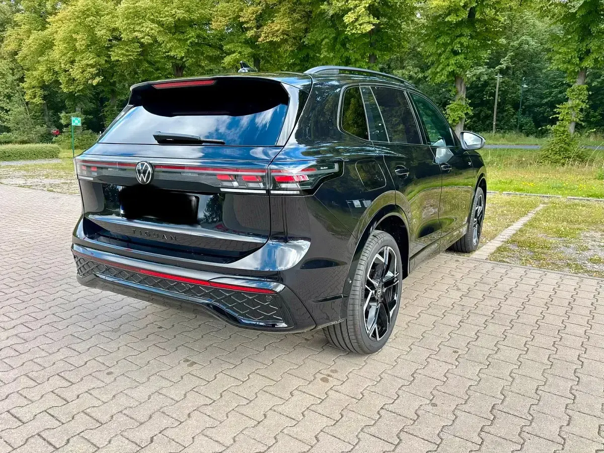 Gebraucht VW Tiguan R-line 193 PS (141 kW) 2024 Schwarz SUV