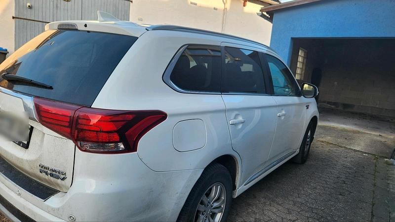 Gebraucht Mitsubishi Outlander P-HEV 120 PS (88 kW) 2017 Weiß SUV