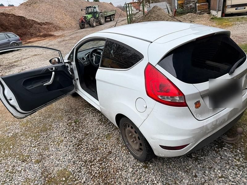 Gebraucht Ford Fiesta 97 PS (71 kW) 2012 Weiß Kleinwagen