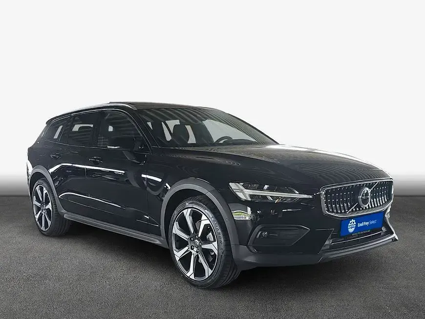 Gebraucht Volvo V60 CC Plus 197 PS (144 kW) 2024 Onyx schwarzmetallic Kombi