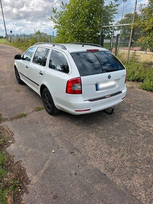 Gebraucht Skoda Octavia 105 PS (77 kW) 2012 Weiß Kombi