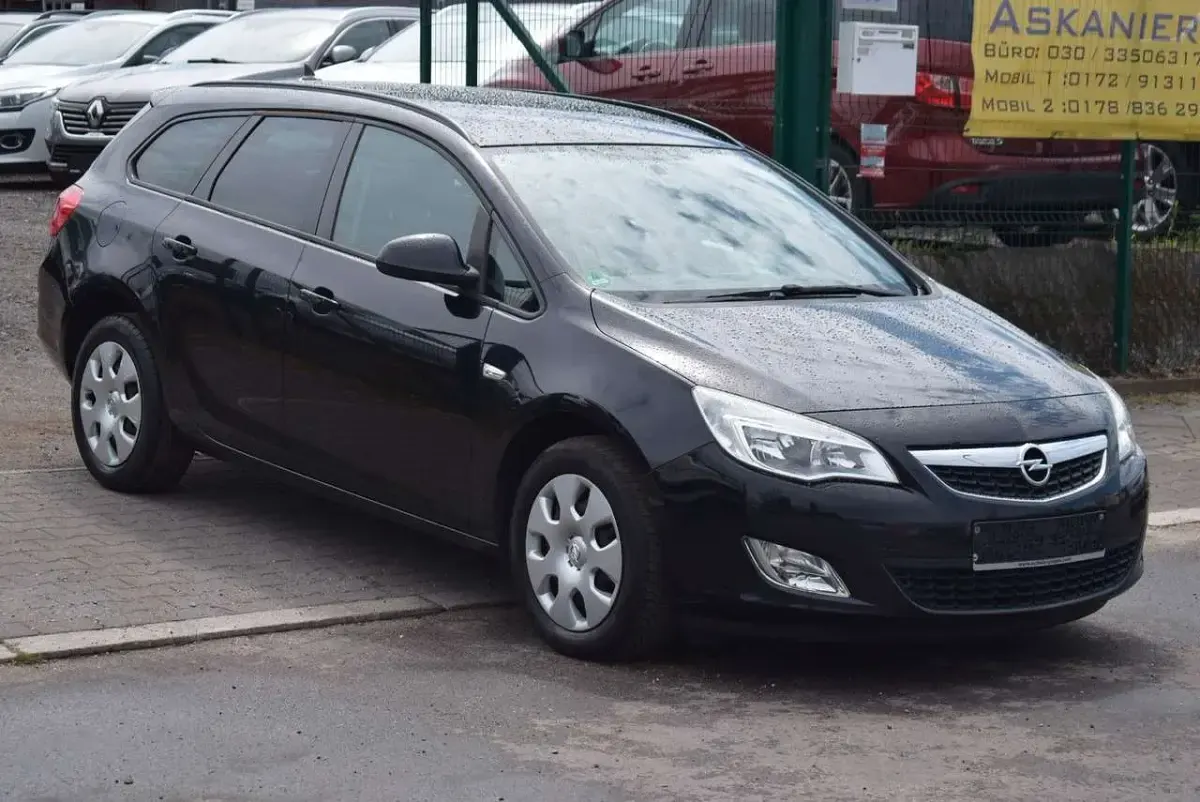 Używany Opel Astra Design Edition 120 KM (88 kW) 2011 Czarny Kombi