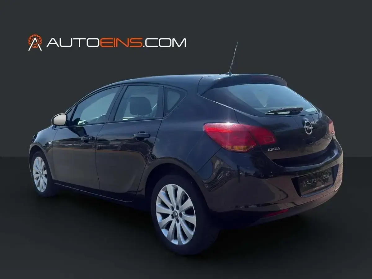 Gebraucht Opel Astra Selection 101 PS (74 kW) 2011 Schwarz Limousine