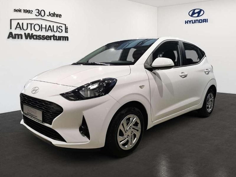 Atlas white / sol Neu 2024 Hyundai i10 Select Kleinwagen | 16.799 € (Fairer Preis) - Bild 1/4