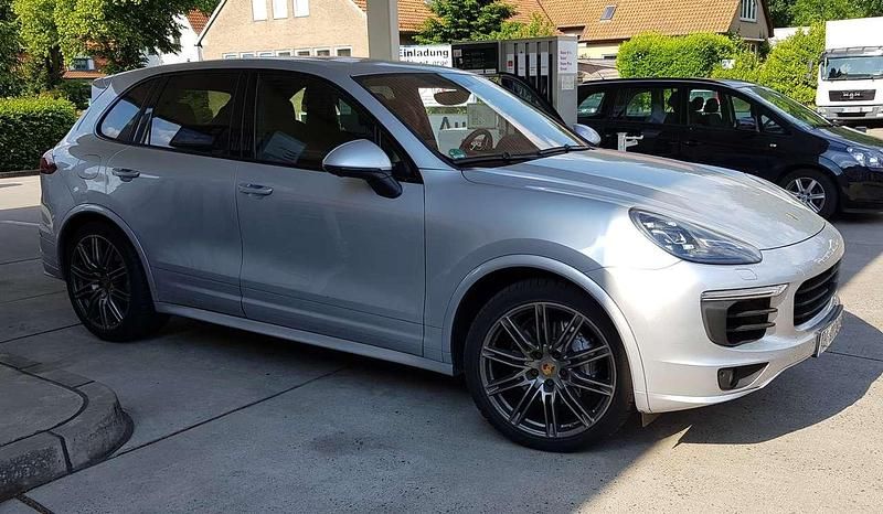 Silber Gebraucht 2017 Porsche Cayenne S Platinum Edition SUV | 48.999 € - Bild 1/4
