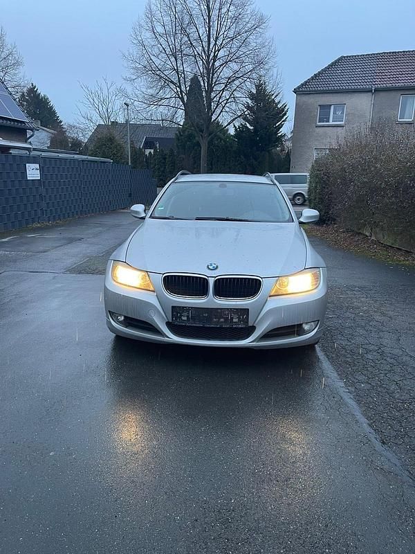 Silber Gebraucht 2009 BMW 318 Kombi | 2.000 € (Superpreis) - Bild 1/4