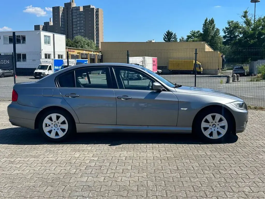 Gebraucht BMW 320 184 PS (135 kW) 2010 Grau Limousine