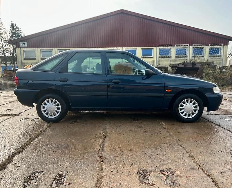 Gebraucht Ford Escort 75 PS (55 kW) 1995 Blau Limousine
