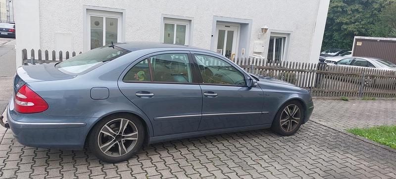 Blau Gebraucht 2005 Mercedes E280 Limousine | 2.800 € (Superpreis) - Bild 1/4