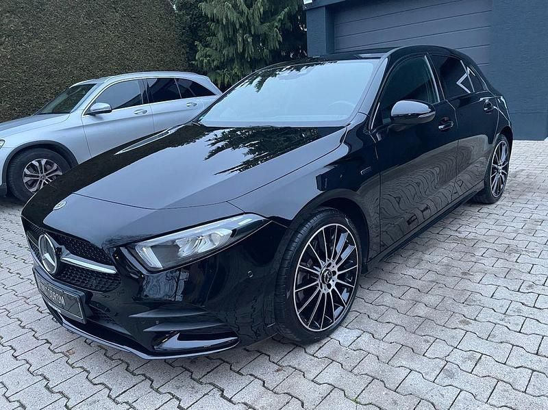 Schwarz Gebraucht 2020 Mercedes A250 AMG line Limousine | 22.980 € (Superpreis) - Bild 1/4